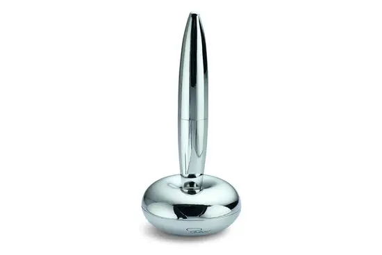 Poleret pen på en kugleformet magnetisk stander, kompakt og strømlinet design.