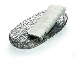 To trådkurve med åbent design, den ene med en avis, moderne og funktionel til opbevaring.