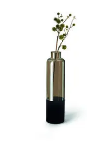 Høj, cylindrisk vase med smal hals, to-tone design; klar top, mørk bund. Indeholder grene.
