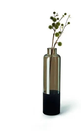 Høj, cylindrisk vase med smal hals, to-tone design; klar top, mørk bund. Indeholder grene.