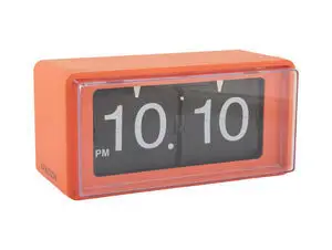 Karlsson retro flip-ur i lys orange med hvide tal på sort baggrund og gennemsigtigt frontdæksel.