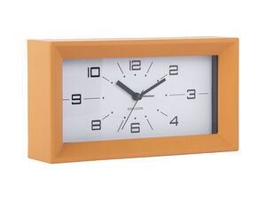 Rektangulært ur med okkergul ramme, sorte tal og visere. "KARLSSON" står på urskiven.