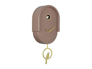 Vægur i mocha brun, ovalt design med gyldne visere og fuglependul. Ingen tal på skiven.