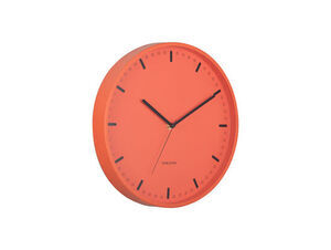 Lys orange vægur med sorte visere, time- og minutmarkeringer samt teksten "KARLSSON" på urskiven.