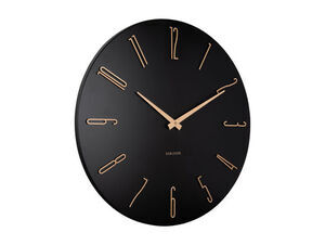 Rund sort urskive med guld-farvede, aflange tal og visere. Brandnavnet "Karlsson" er synligt.