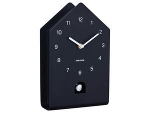 Sort vægur med hvide tal og visere, husformet, med kukuråbning nederst.