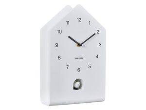 Hvidt urhus formet som et hus, sorte tal og visere, kukkefunktion synlig nederst.