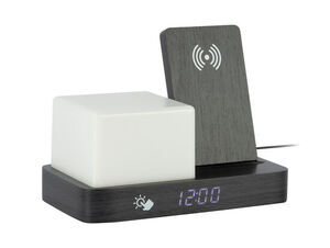 Sort træfinér vækkeur med digitalt display, hvid natlys-kube og trådløs opladningsplade.