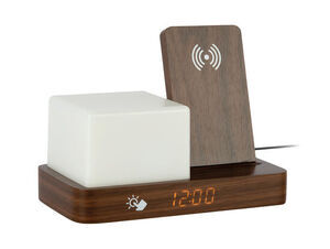 Retro alarmklokke i mørkt træ med orange LED-tal, natlys og trådløs opladning.