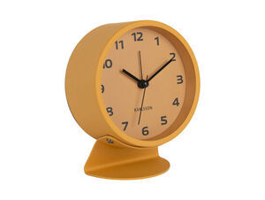 Mango gul retro vækkeur med sorte tal og visere, afrundet form og skrå fod.