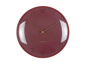 Karlsson vægur i burgundy rød med embossede timetal og guldfarvede visere. Stilrent design.