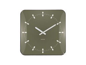 Kvadratisk vægur med grøn skive, sølvvisere og time-markører. "Karlsson" står i midten.