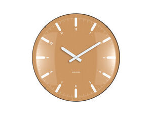 Rund okkergul vægur med hvide visere og timeindikatorer. "Karlsson" er skrevet på urskiven.