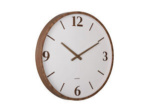 Rund vægur med træramme, store tal ved 3, 6, 9, 12 og slanke visere i samme farve som tallene.