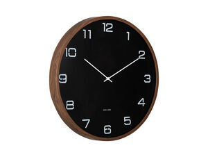 Vægur med sort urskive, hvide tal og visere. Tynd træramme ses fra siden.