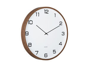 Hvid vægur med sorte tal og visere, træramme. Mærket "Karlsson" ses på urskiven.