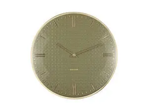 Vægur i grøn med små firkanter, metalliske visere og markører. "Karlsson" i midten.