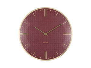 Vægur med burgundy urskive, gittermønster, guldvisere og "Karlsson" i midten.