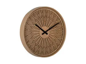 Vægur i mocha brun med geometrisk mønster og sorte visere. "Karlsson" synligt i midten.