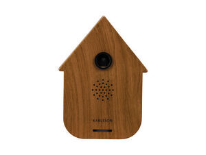 Mørkt trækukkeur i moderne stil, husformet med "KARLSSON" mærke og cirkulært element på fronten.