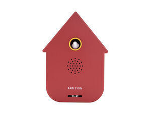 Husformet rød okker cuckoo ur med cirkulær åbning, højttalerhuller og "Karlsson" navn nederst.