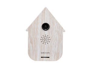 Husformet moderne kukur i hvidvasket træ med rund højttaler og lille åbning, mærket "Karlsson".