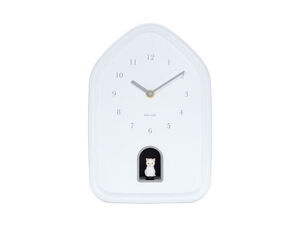 Hvid vægur med sorte tal og en kattefigur i en alkove nederst. Teksten "KARLSSON" på urskiven.