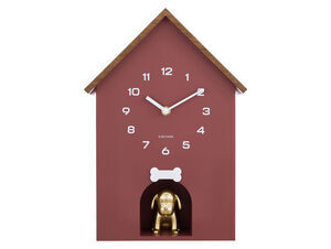 Vægur formet som et burgunderrødt hundehus med trætag, gylden hundefigur og knogledekoration.