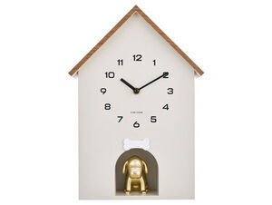 Vægur formet som hundehus, varm grå med trætag, sorte tal, visere og gylden hundefigur nederst.