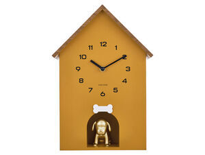 Vægur formet som hundehus i okkergul med trætag, sorte tal og hundefigur under hvid knogle.