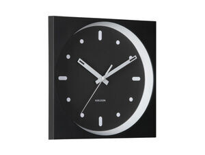 Kvadratisk vægur med sort skive, hvide visere og time-markører i minimalistisk design.