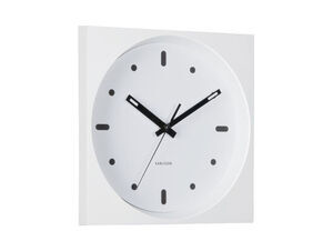 Kvadratisk vægur med sorte markører og visere. "Karlsson" navn på urskiven.