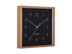 Kvadratisk vægur med sort urskive, træramme, klassiske tal og tre visere.