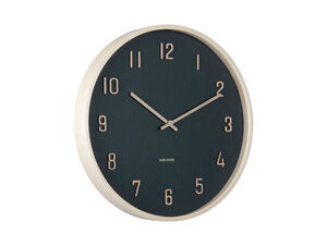 Vægur med sort skive, lyse trædetaljer, store tal og "Karlsson" brandnavn. Minimalistisk design.