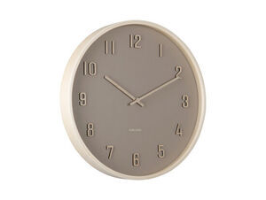 Vægur med blød brun urskive, lys træramme og hævede tal. "KARLSSON" er synligt på urskiven.