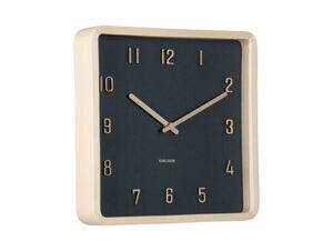 Kvadratisk vægur med sort skive, lys træramme, tydelige tal og visere i moderne design.