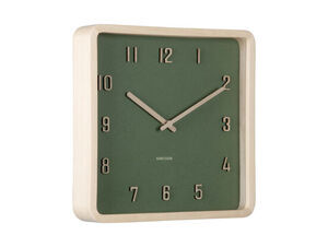 Kvadratisk vægur, mørkegrøn skive, lys træramme, lyse tal og visere.