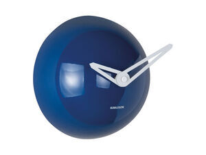 Vægur i koboltblå med blank overflade, to hvide visere og "KARLSSON" på urskiven.