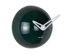 Vægur med retrodesign i mørkegrøn, sølvfarvede visere, "Karlsson" logo på urskiven.