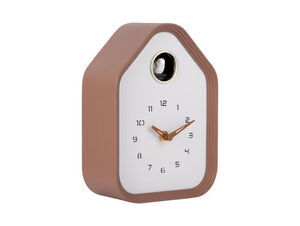 Karlsson ur i husform med mocha brun kant, hvid skive, sorte tal og kukkugleåbning øverst.