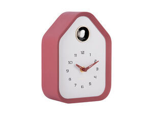 Karlsson ur i husform, burgunderrød med hvid skive og cirkulært hul øverst med metalring.