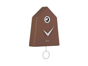 Vægur i husformet design, mocha brun, hvide visere og pendul, "KARLSSON" på urskiven.