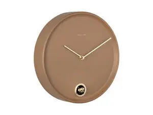 Rundt vægur i mocha brun med slanke, metalliske visere og kukuråbning nederst.