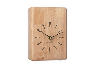 Rektangulært ur i lyst træ, sorte arabiske tal og visere, "Karlsson" på urskiven.