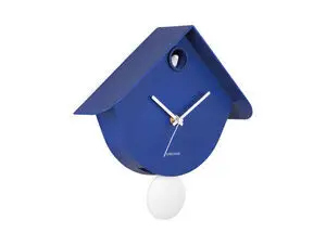 Vægur i kobaltblåt med hvid pendul, husdesign, skrånende tag og kukuråbning øverst.