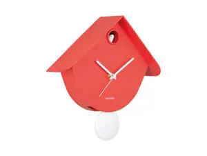 Vægur med husform i skarlagenrød, hvide visere og pendul, kukkeåbning øverst.