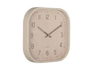 Kvadratisk vægur med afrundede kanter, off-white skive, tydelige tal og tynde kontrasterende visere.