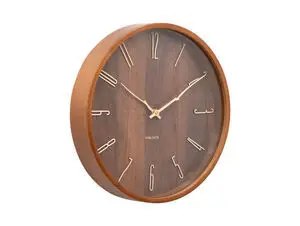 Rund vægur i mørkt træ med guldvisere og tal, "Karlsson" på urskiven.