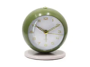 Rundt grøn ur med guldnumre og visere, hvid urskive, varm grå base.
