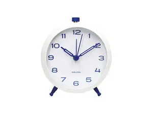 Rundt vækkeur med hvid ramme, koboltblå tal og viser, samt "Karlsson" på urskiven.